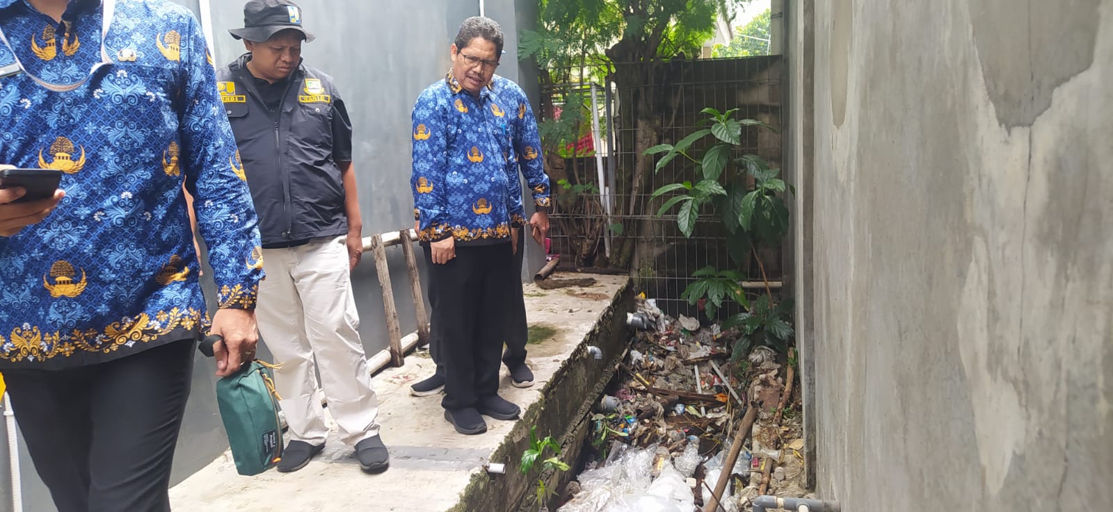 KEPALA PELAKSANA BADAN PENANGGULANGAN BENCANA DAERAH (BPBD) BERSAMA DINAS PEKERJAAN UMUM DAN PENATAAN RUANG (DPUPR), SERTA DINAS SOSIAL (DINSOS) KOTA CILEGON MELAKUKAN PENGECEKAN PENYEBAB BANJIR